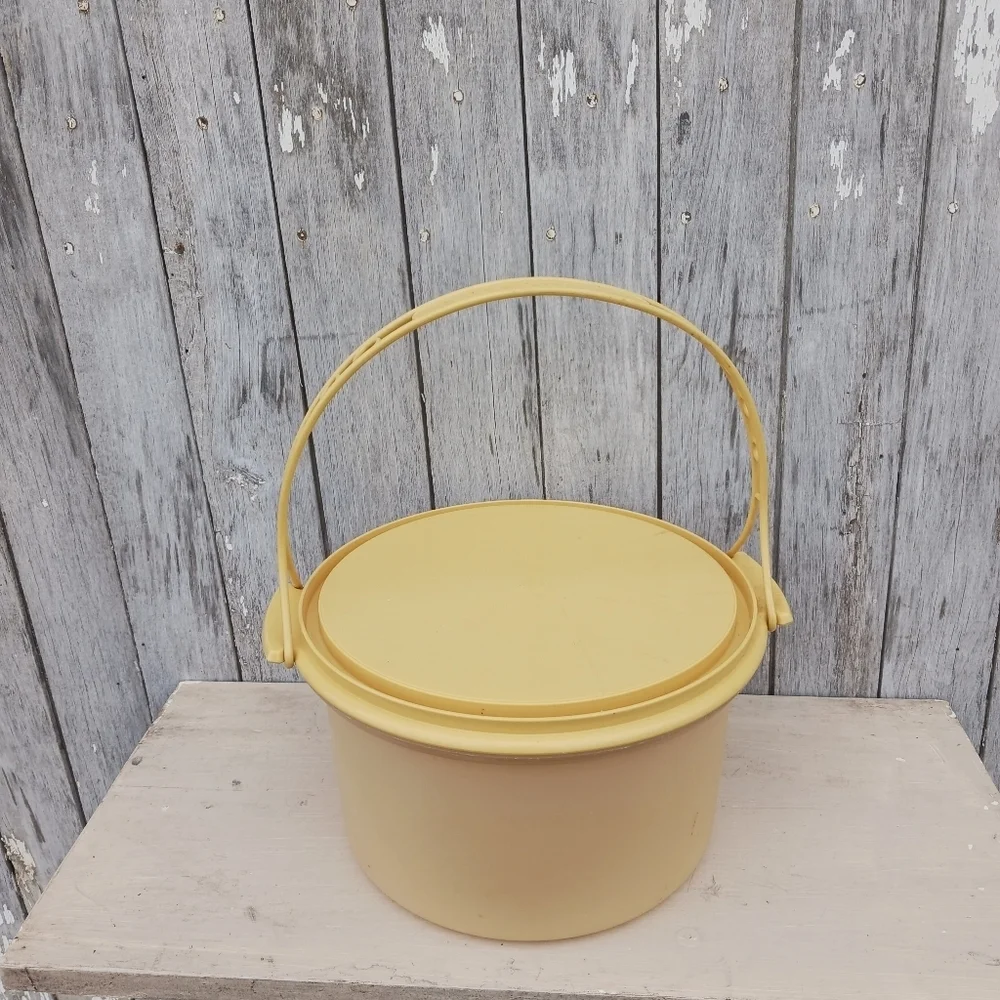 VTG Tupperware Cake Carrier Round With Handle and Lid Harvest Gold